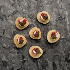 Mini tartellette di mousse al cioccolato con gelée all'arancia e nocciole al caramello Mini tartellette di mousse al cioccolato con gelée all'arancia e nocciole al caramello